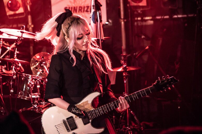 お父さん手作りの義手ピックでギターを弾くLisa13さん