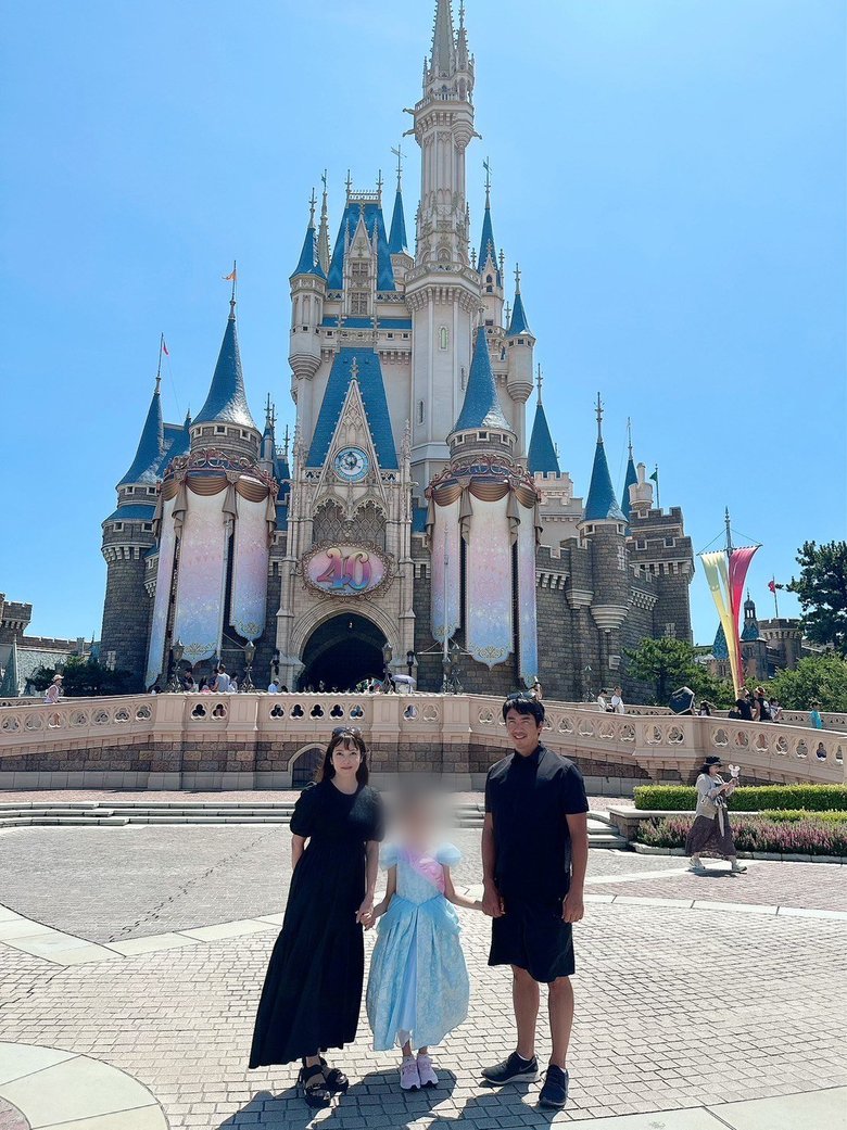 ディズニーランドでの家族写真