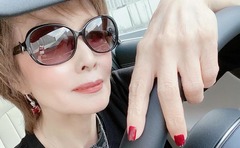 小柳ルミ子 71歳の華麗なミニスカ姿が話題「運転中はカーブでお腹に力を入れて」でスタイル維持