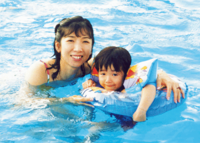 池江璃花子さんと母の美由紀さん