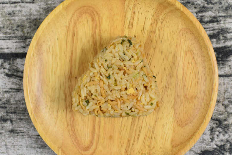 ローソン「チキンラーメン風おにぎり」のパッケージには、マスコットキャラクターのひよこちゃんが可愛らしくプリントされており、とってもキュート。どうやらおにぎりには“チキンラーメンの麺”が加わっているようで、カリカリとした食感が楽しめそうです。