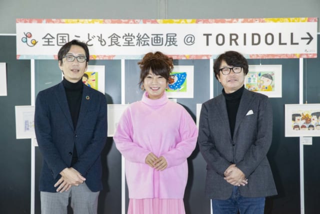 「全国こども食堂絵画展」で湯浅誠さん（左）、トリドールHD社長の粟田貴也さんと