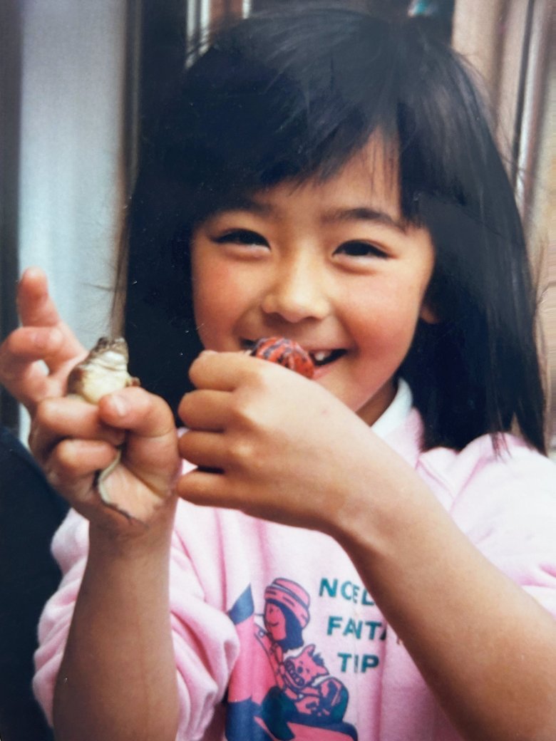 幼少期。右手にカエル、左手にイモリ。当時はこんな写真ばかり