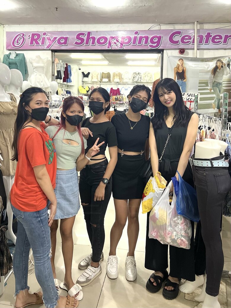 フィリピンの洋服店スタッフと仲良くなり「一緒に写真を撮ろう」と言われて撮影した1枚