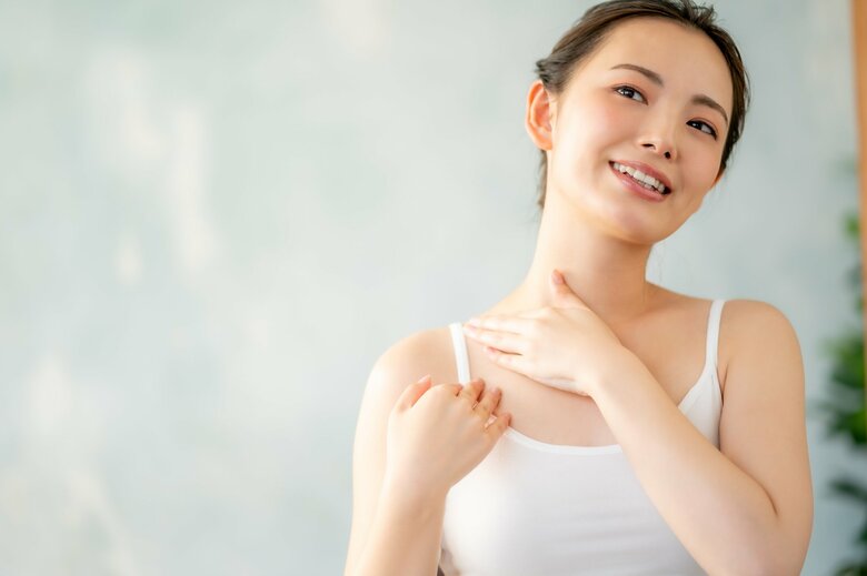 1：入浴後の湯冷め対策としてボディクリーム塗ると体からの放熱防止にもなる。2：白湯を飲む。3：足元を温める。4：すぐに髪を乾かすのが効果的！