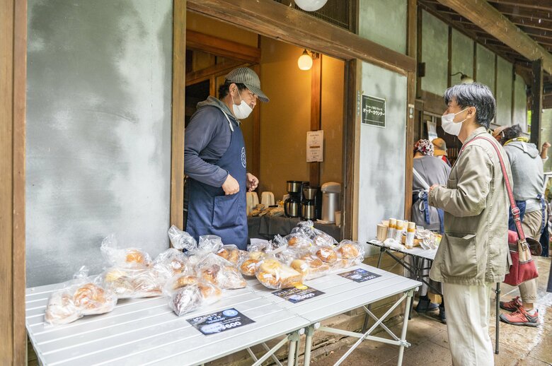 町のパン店で売れ残ってしまうパンを引き取って販売し、フードロスの削減に寄与する「夜パン」はカフェでも人気のコーナー