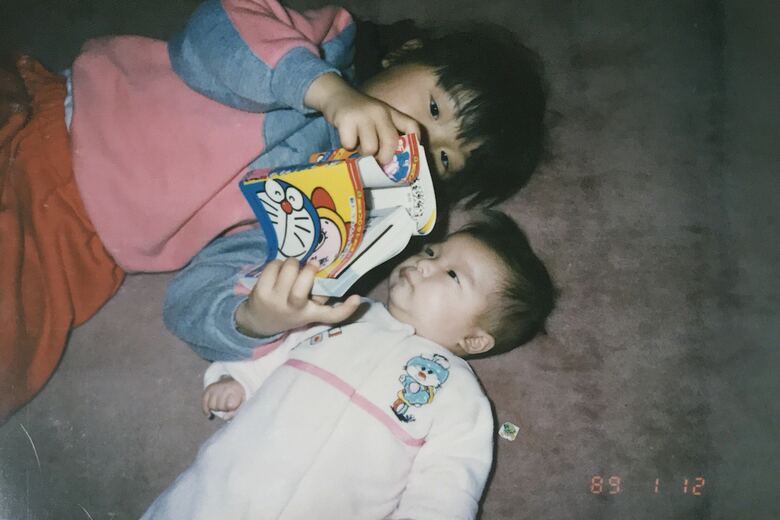 6歳年上のお姉さんに優しくお世話してもらっている荒木さん（右）。お姉さんの影響でゲーム好きになったとか