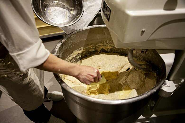 低速でじっくりと混ぜ込んでいく