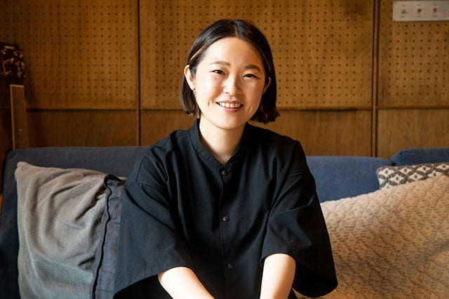 モモコさん：神奈川県出身。ライフスタイルデザイナー。武蔵野美術大学卒業後、IT系の会社でイラストレーター、UIデザイナーとして働く。2017年の会社設立のタイミングで退職し、夫婦ユニットとしての事業に専念する。