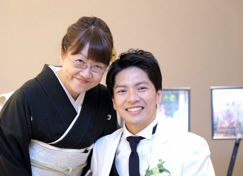 中村さんの結婚式にて、お母さんとのツーショット