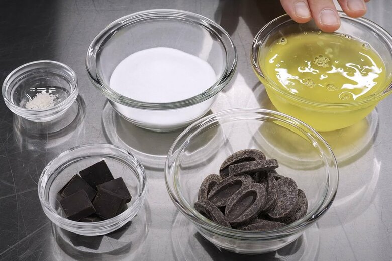 【スフレ生地の材料】卵白180g、グラニュー糖100g、ゲランドの塩0.5g、チョコレート（70％）70g 、カカオマス20g