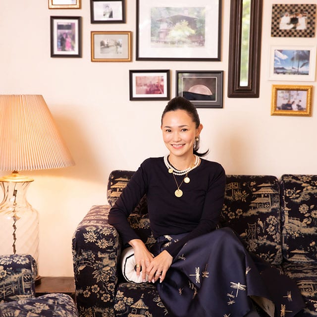 作家の浅見帆帆子さん、オフィスで