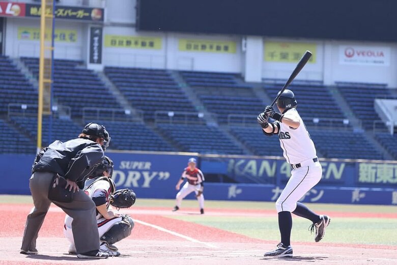 右利きながら本物同様左打ちに