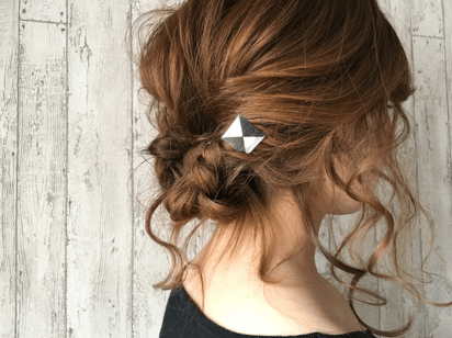 髪の結び目に引っかけるポニーフックは、サイズをかえればピアス＆イヤリングにも。