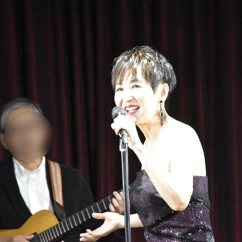 ジャズライブにて熱唱する吉川さん