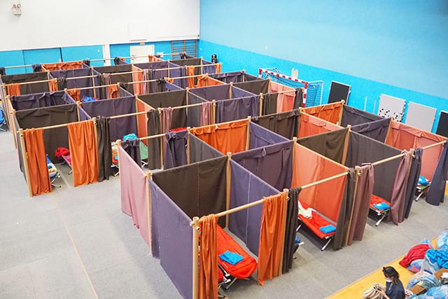 パリ市内の避難所に設置した間仕切り　撮影／Voluntary Architects' Network