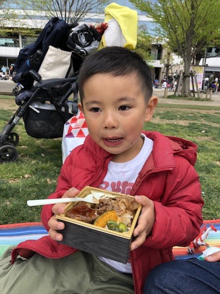 ▲最近、焼肉とかラーメンとか、男らしい食べ物が好きになってきた息子・晴太朗。
屋外でのご飯がおいしい季節になってきたね。