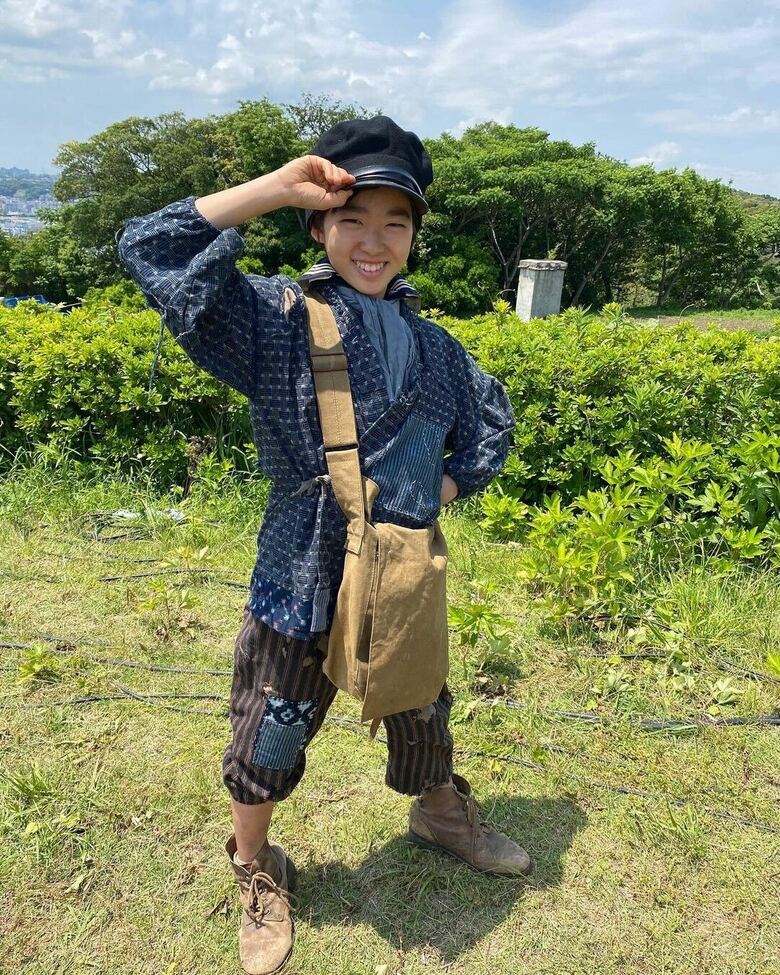 俳優としても活躍する村山さん。ヒロイン役を務めたNHKドラマ「軍艦の子～よこすかクリーニング1946～」撮影中のひとコマ
