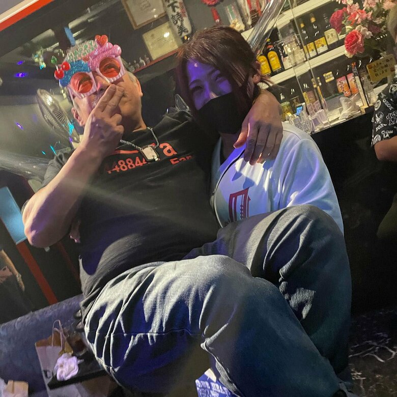 プロレスラーになった今、父の誕生日を抱っこでお祝い
