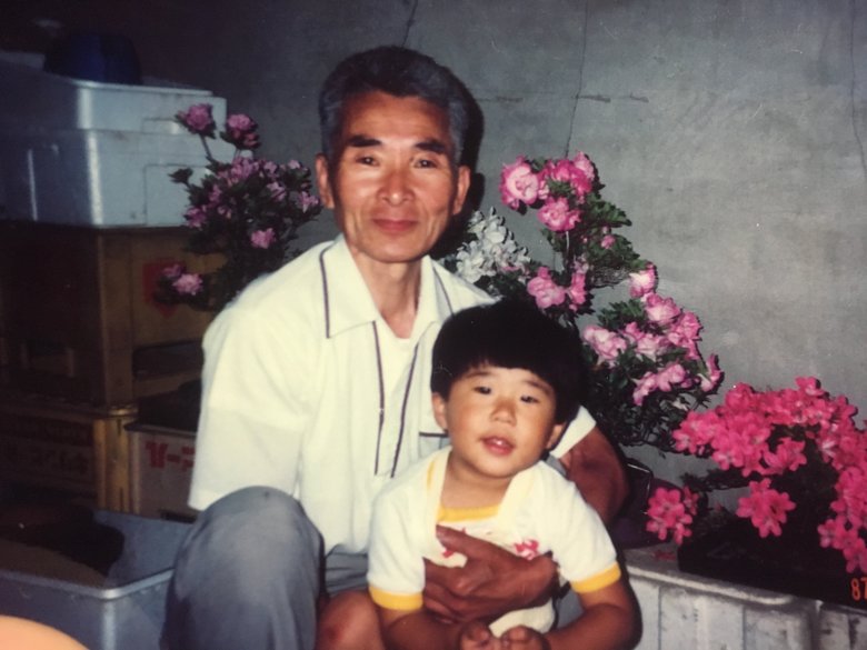 大好きだったおじいさんに抱かれ、嬉しそうな幼少期の大原さん