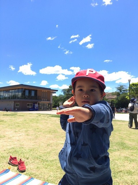 ▲ピクニック当日は快晴。青空の下で靴を脱いだだけでテンションだだ上がりの息子・晴太朗。帽子の「P」はPicnicのPなのか！？