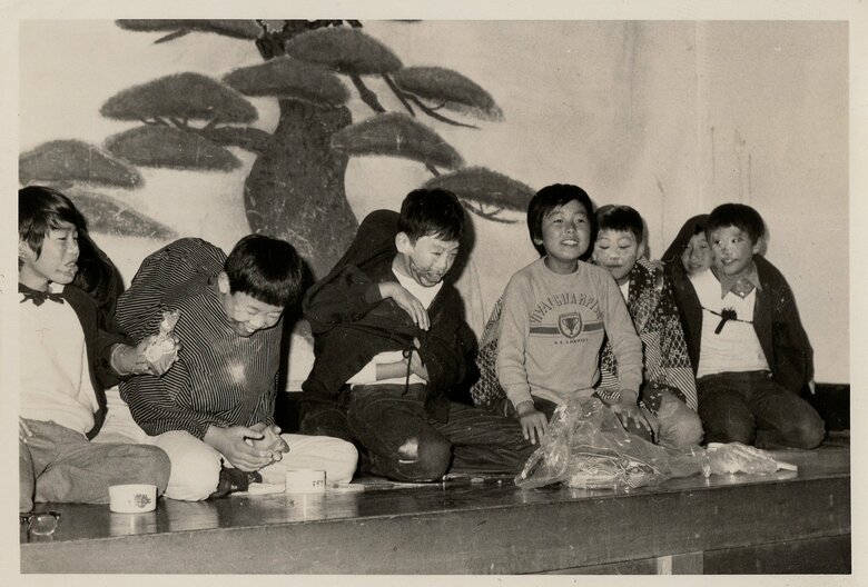 小学6年生の修学旅行で行われた演芸会で司会をする笠井さん