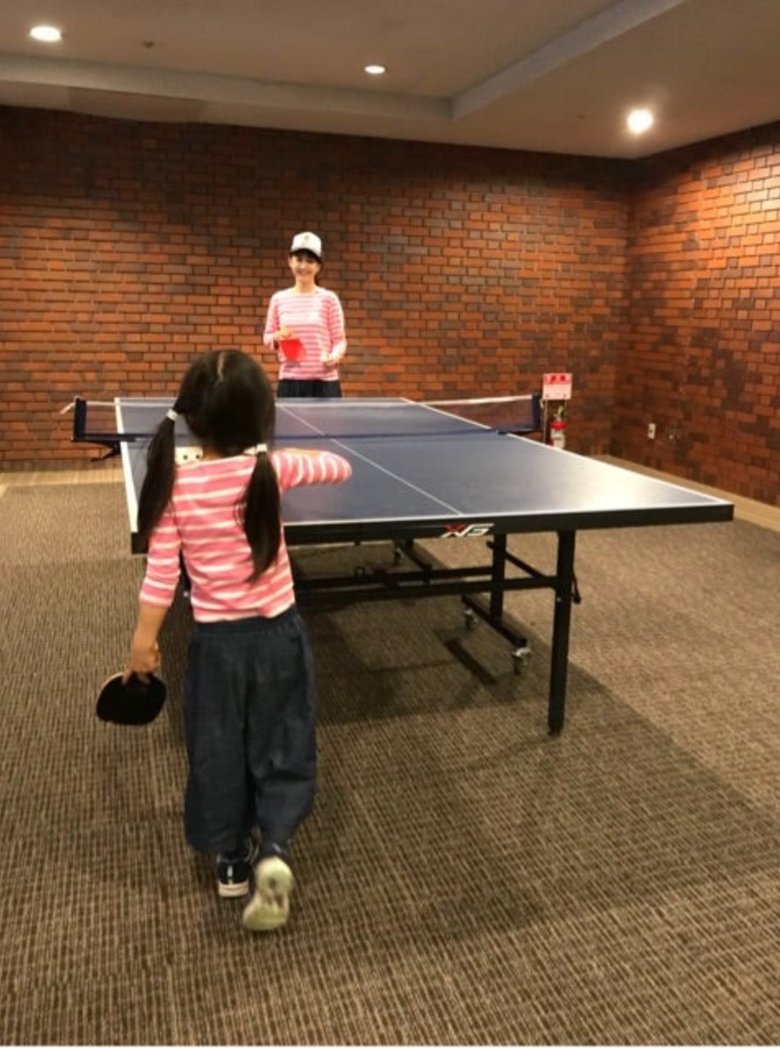 娘さんがまだ小さかったころ。ペアルックで卓球を楽しむ姿が可愛い
