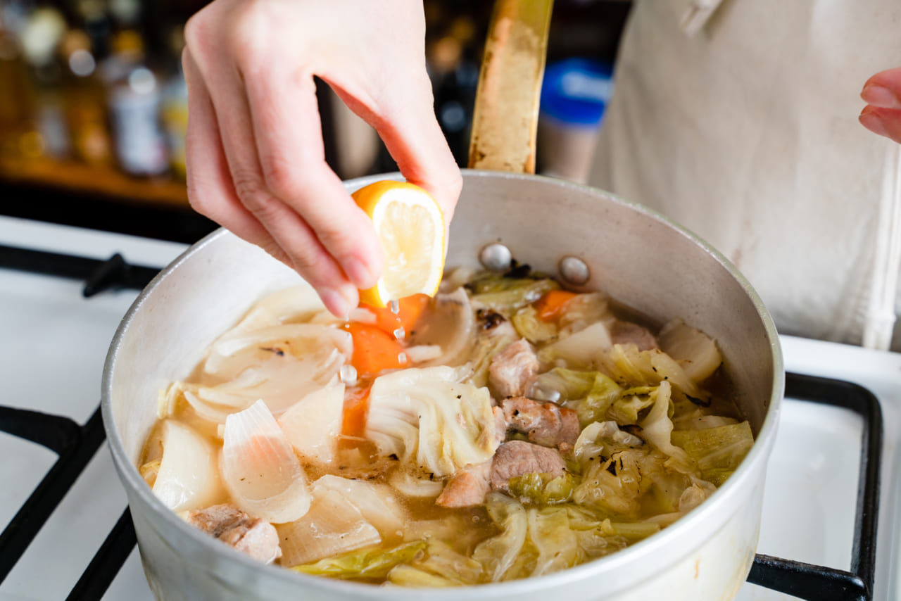 ポトフにレモンで味付けをしているところ