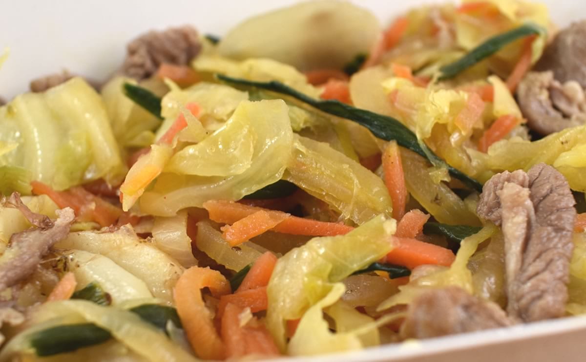 ナチュラルローソンの人気メニュー「1食分の野菜とラムの焼うどん」の実食画像
