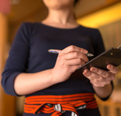 最低賃金が全国平均900円を突破も「私の時給は届いてない！」