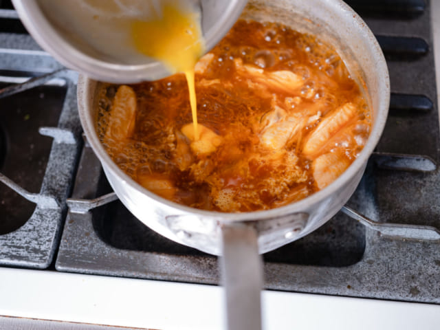 スープに溶き卵を加えるところ