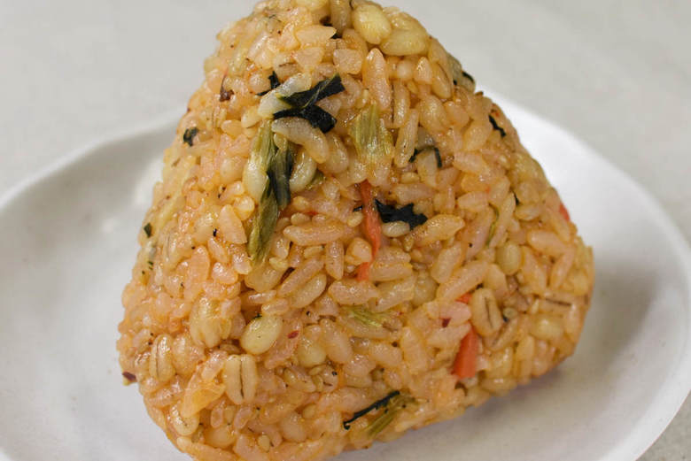 セブンイレブンの人気おにぎり「もち麦もっちり！ 牛焼肉ビビンバ」のアップ画像