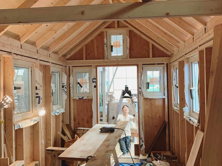 屋根の取り付けを確認中