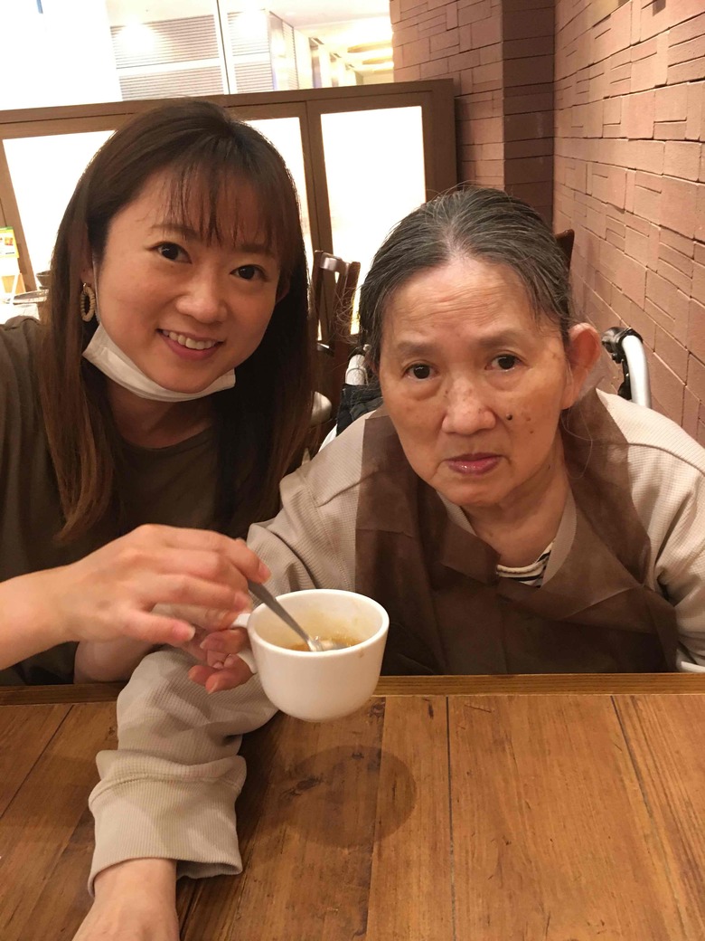 食事の介助をする岩佐さん