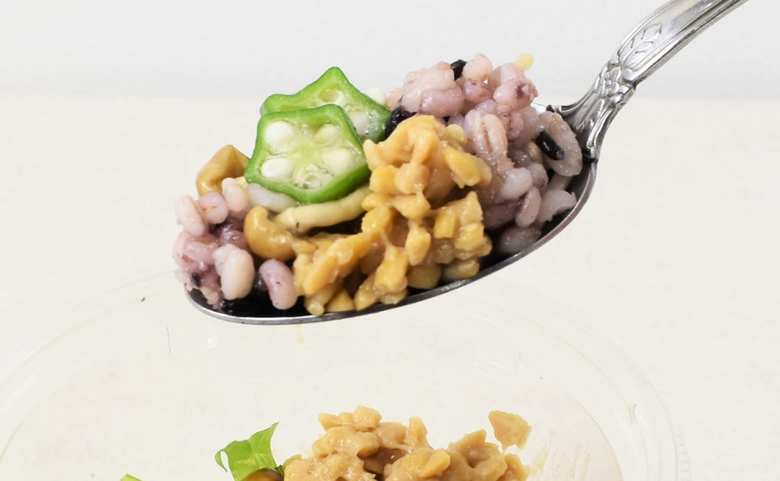 まずは納豆となめこ、水菜を口の中に運びます。するとフレッシュな水菜の甘みと、しっかり味付けされた納豆の味が口の中に広がりました。バリエーション豊かな野菜を味わいながら食べ進めると、奥から雑穀ごはんが登場。