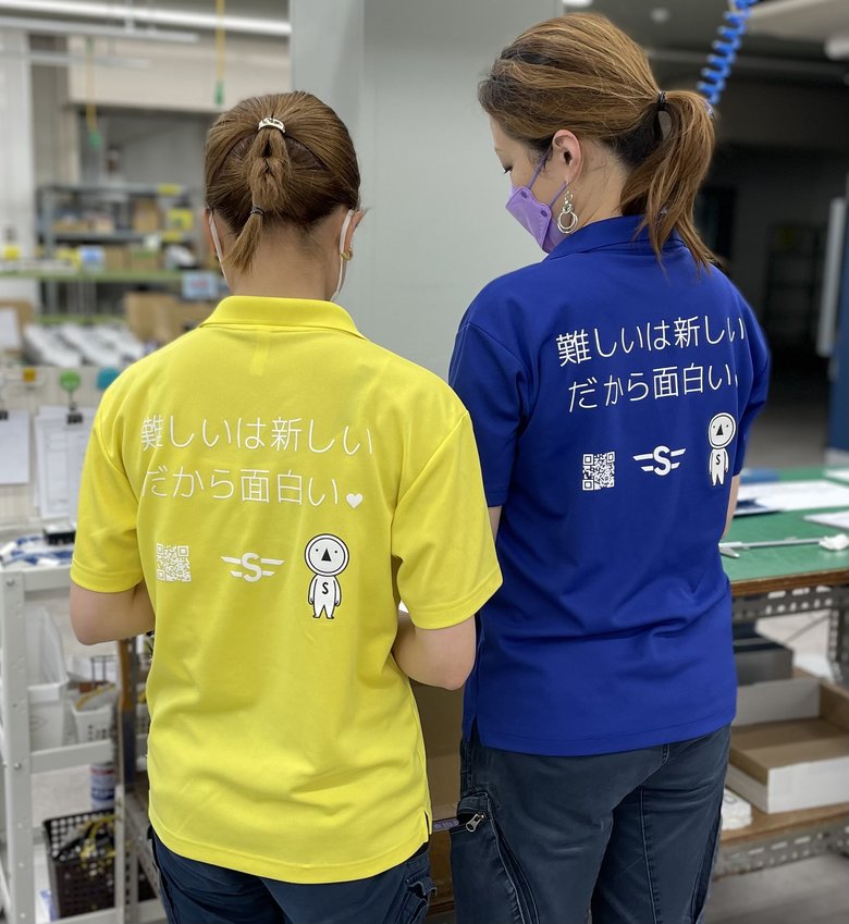 制服はカラフルなTシャツ