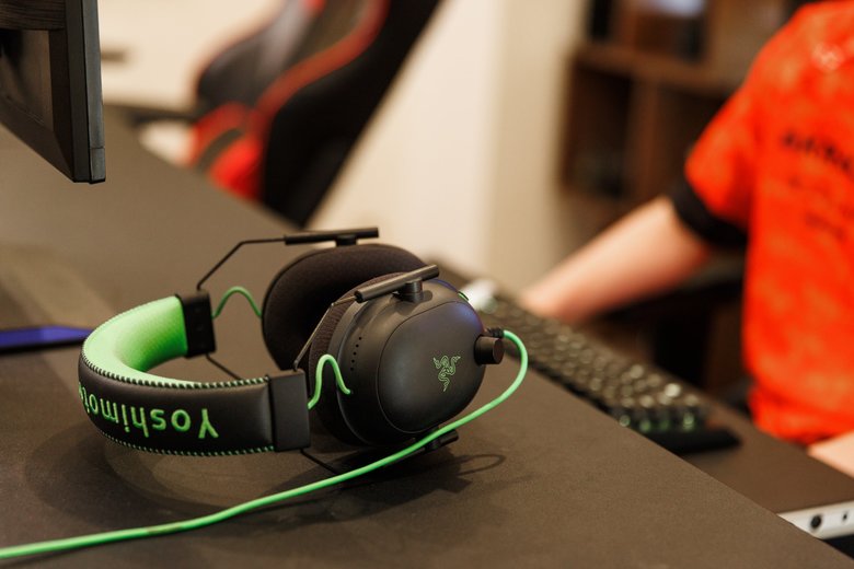 よしもとゲーミングのロゴが入った特注ヘッドフォンも