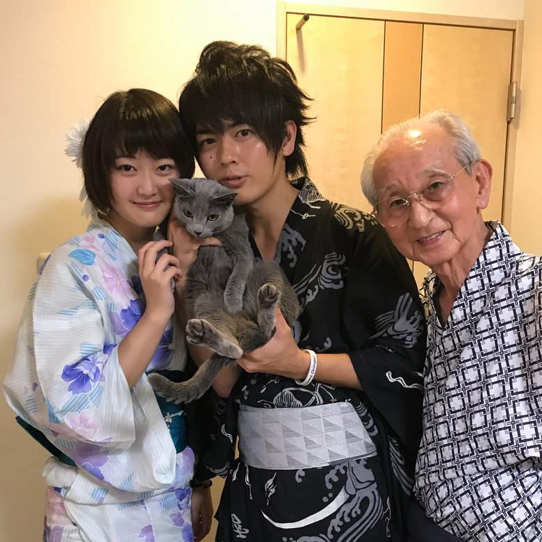 芸能界デビューしたころ、妹さん（左）と父方のおじいさま（右）と