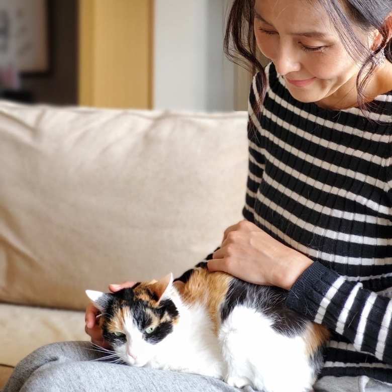 杉本彩さんと震災後に宮城県から引き取った猫の月子ちゃんの近影