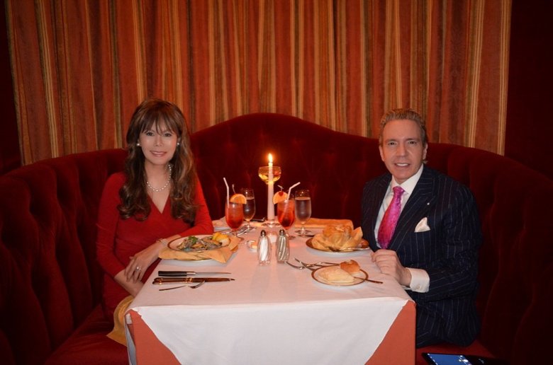 結婚記念日のディナーにて