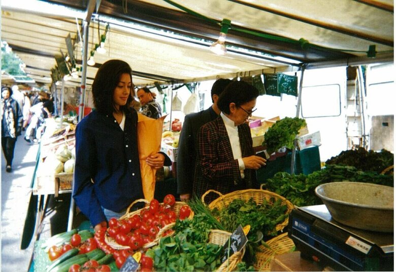 パリのマルシェで野菜を選ぶ森英恵さん（写真右）と森泉さん（写真左）