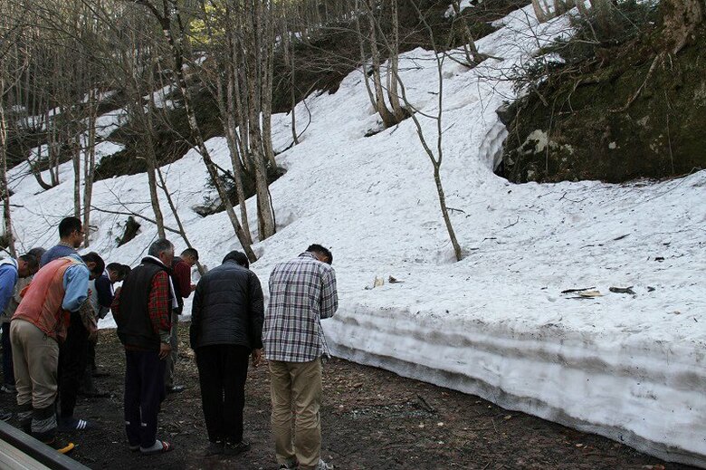 狩りの前に全員で山の神の祠（写真右上）に参拝する