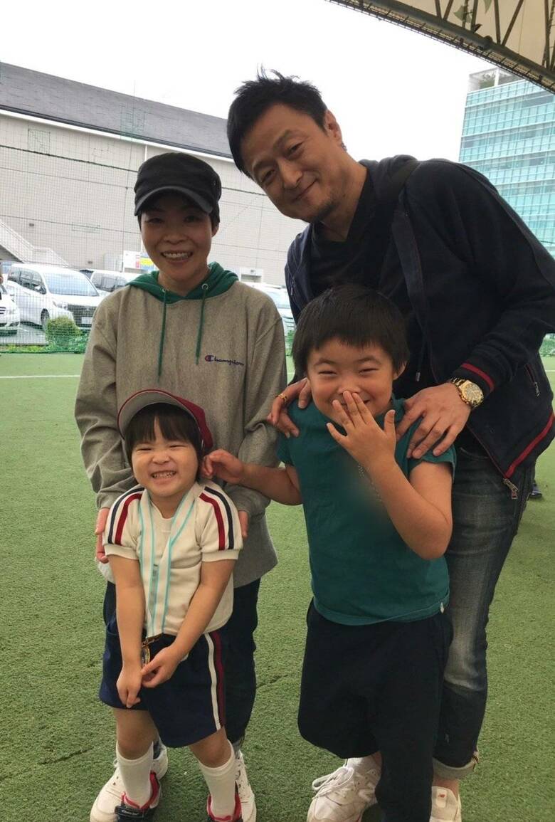 保育園と小学生のハニかむ息子たちとグランドで一枚