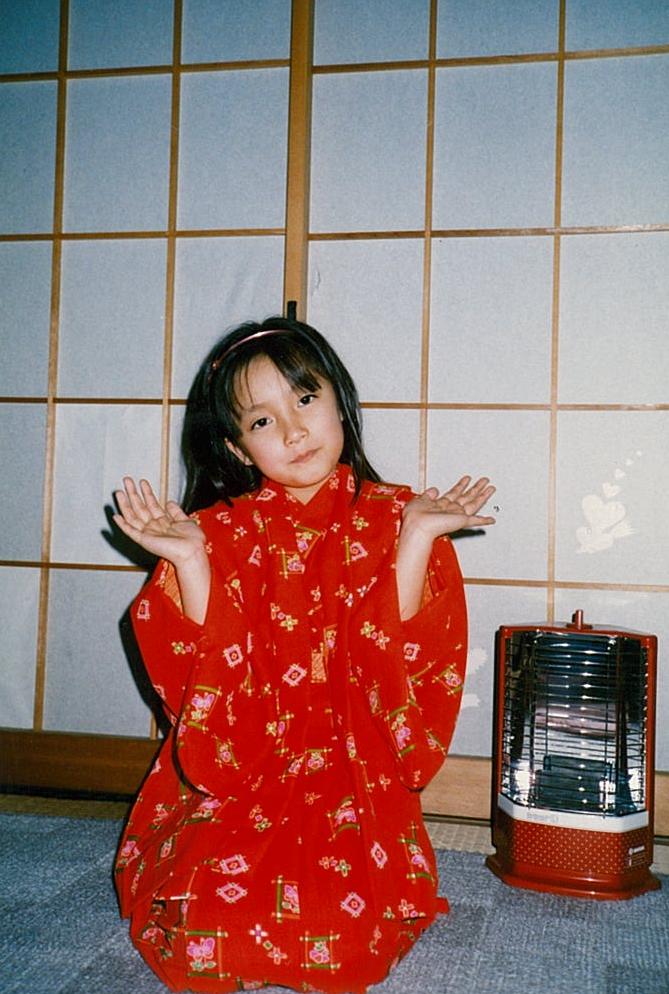 鮮やかな赤の着物がお似合い！小学生のころの山田さん