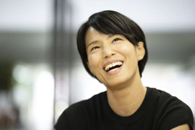 笑顔で“野獣時代”について話す松本薫さん