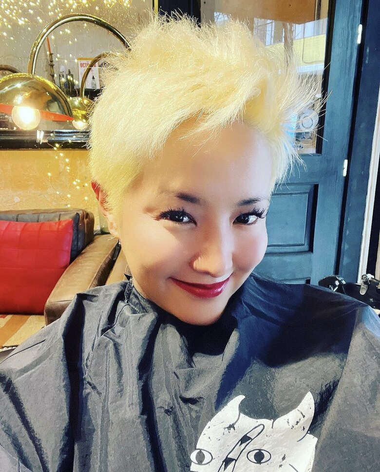 髪を脱色して金髪になった希良梨さん　提供／The Home Hair re-creative　担当：Nory