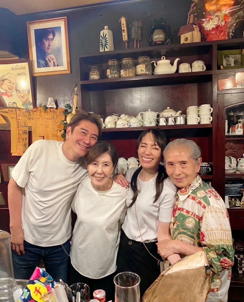 花音さんのお店で家族みんなで記念写真