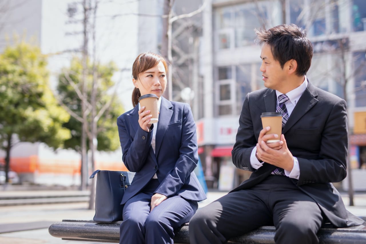 苦手な人を見る女性