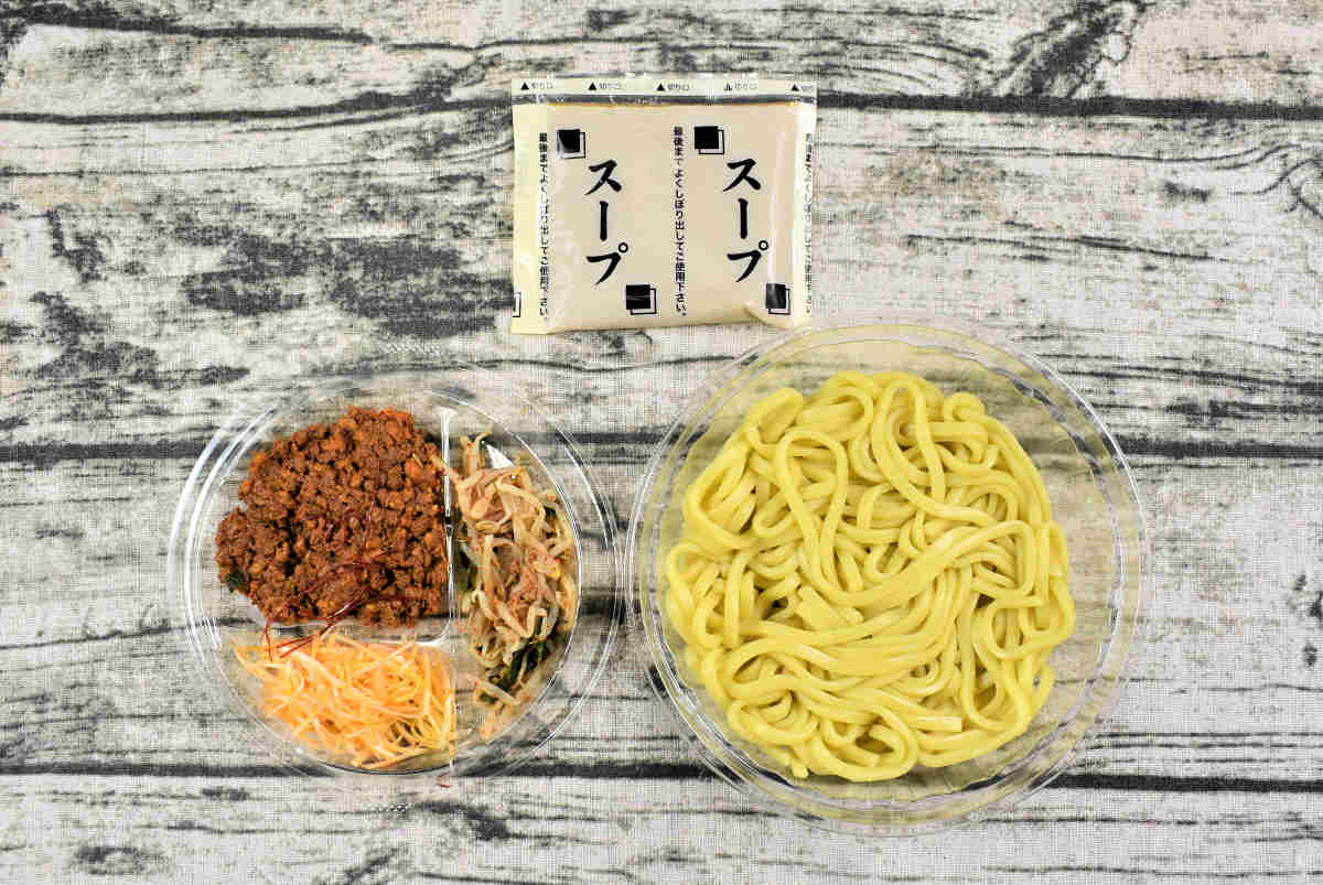 ファミマの人気ラーメンしびれる辛さ冷し辛味噌まぜそばの実物画像2