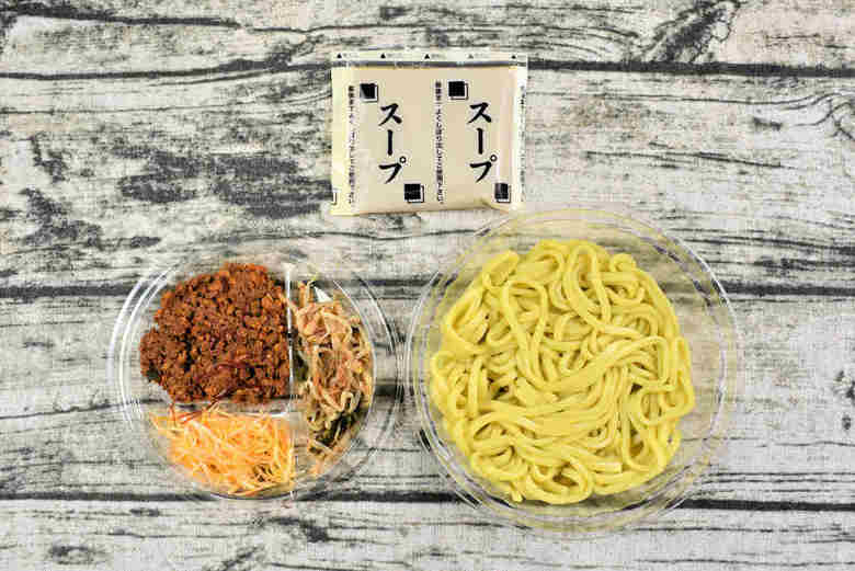 ファミマの人気ラーメンしびれる辛さ冷し辛味噌まぜそばの実物画像2